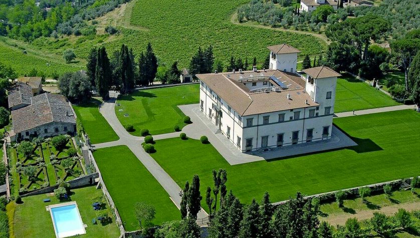 Aerial view of the panoramic villa in the Tuscan countryside