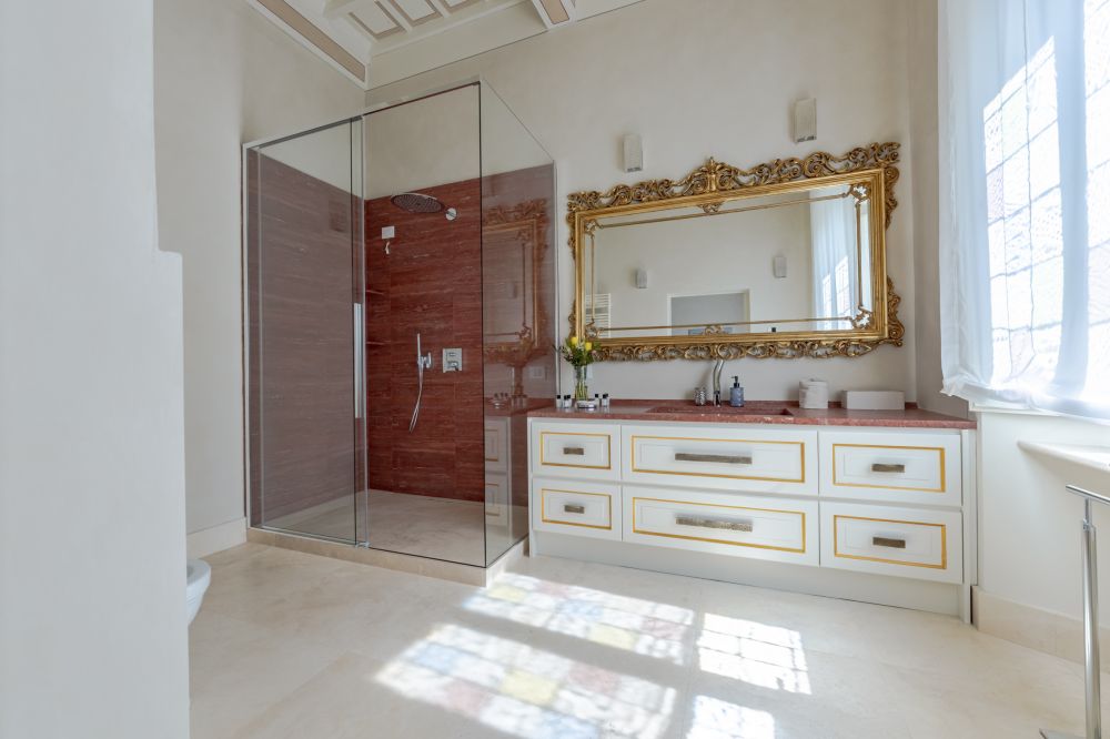 Bathroom with gold mirror at the villa in Florence for weddings