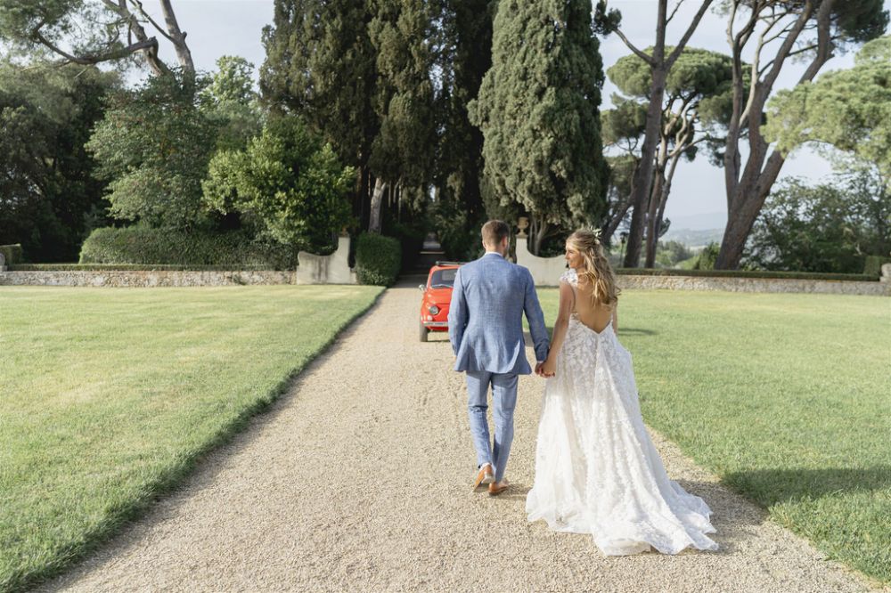 Bride and groom with Five Hundred at the panoramic villa in the Tuscan countryside