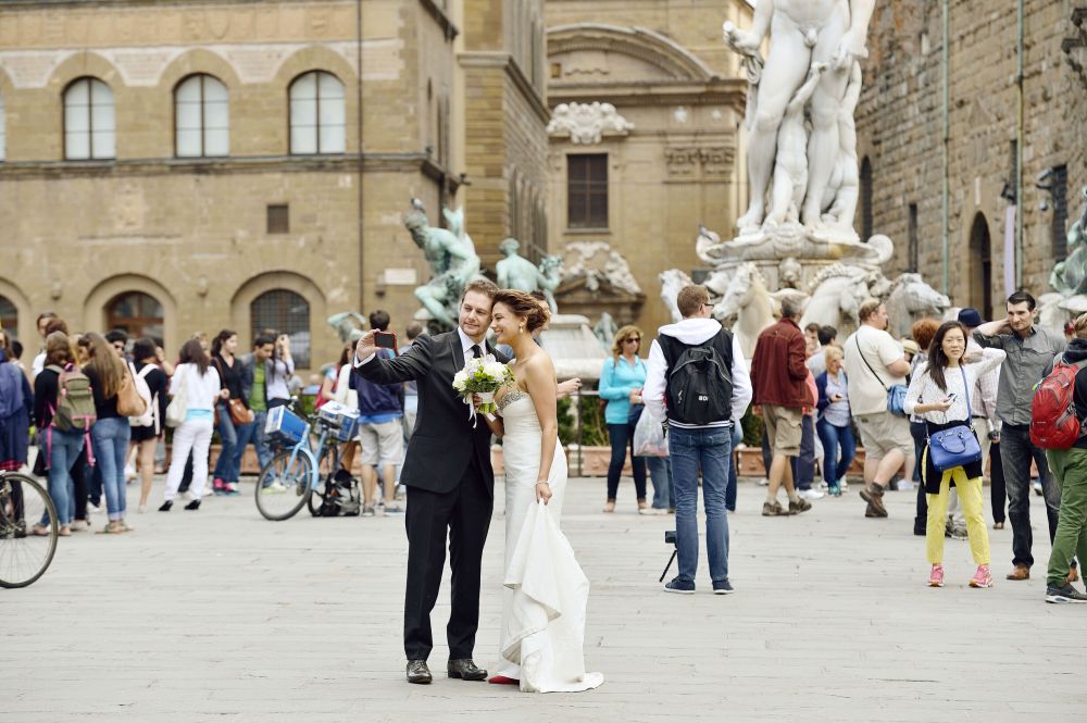 Bride and groom in Florence centre