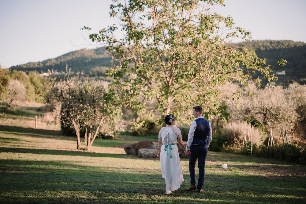 Bride and groom in the garden of the Tuscan farmhouse for weddings