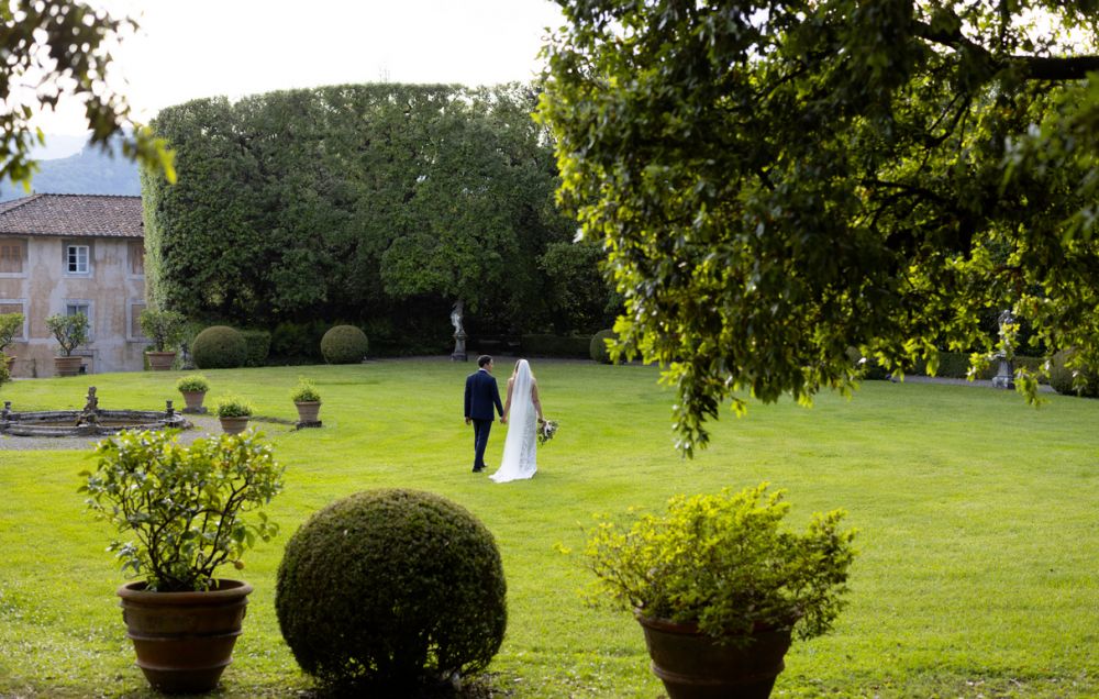 Bride and groom in the garden of the villa in Lucca for wedding receptions