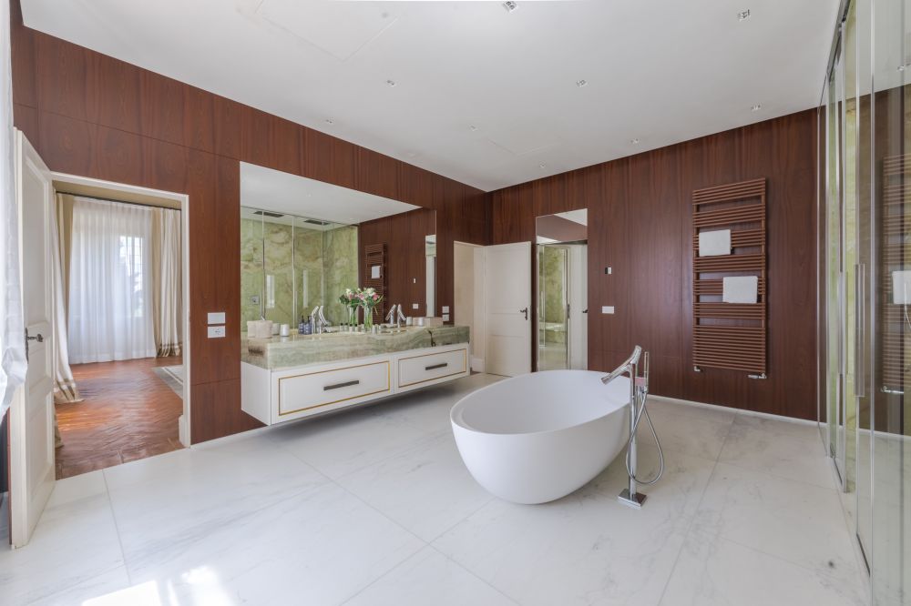 Brown toilet with tub at the villa in Florence for weddings