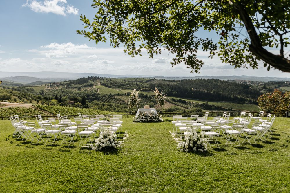 Ceremony in the Tuscan countryside at the romantic farmhouse