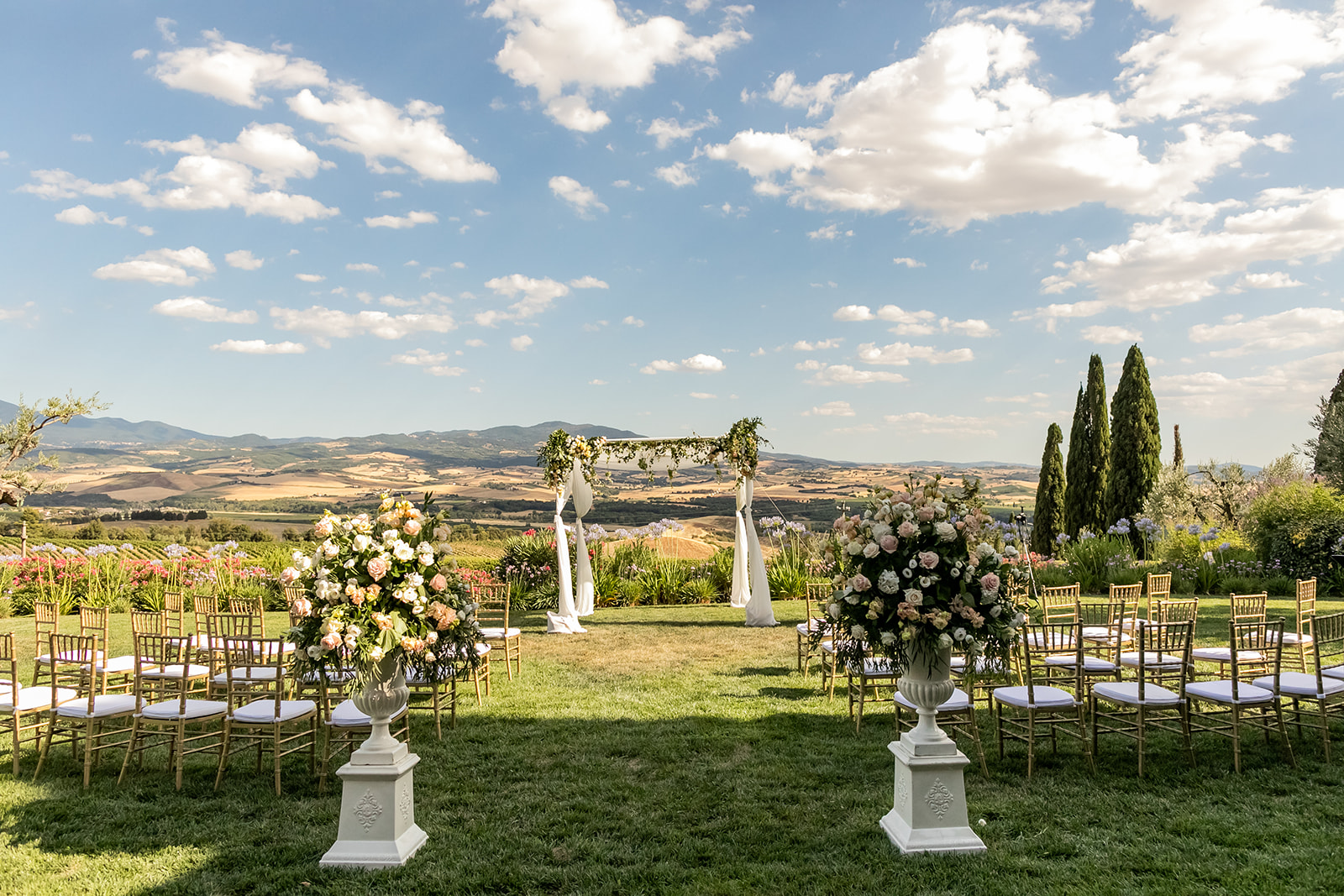 Ceremony with a view at the wedding venue in Tuscany