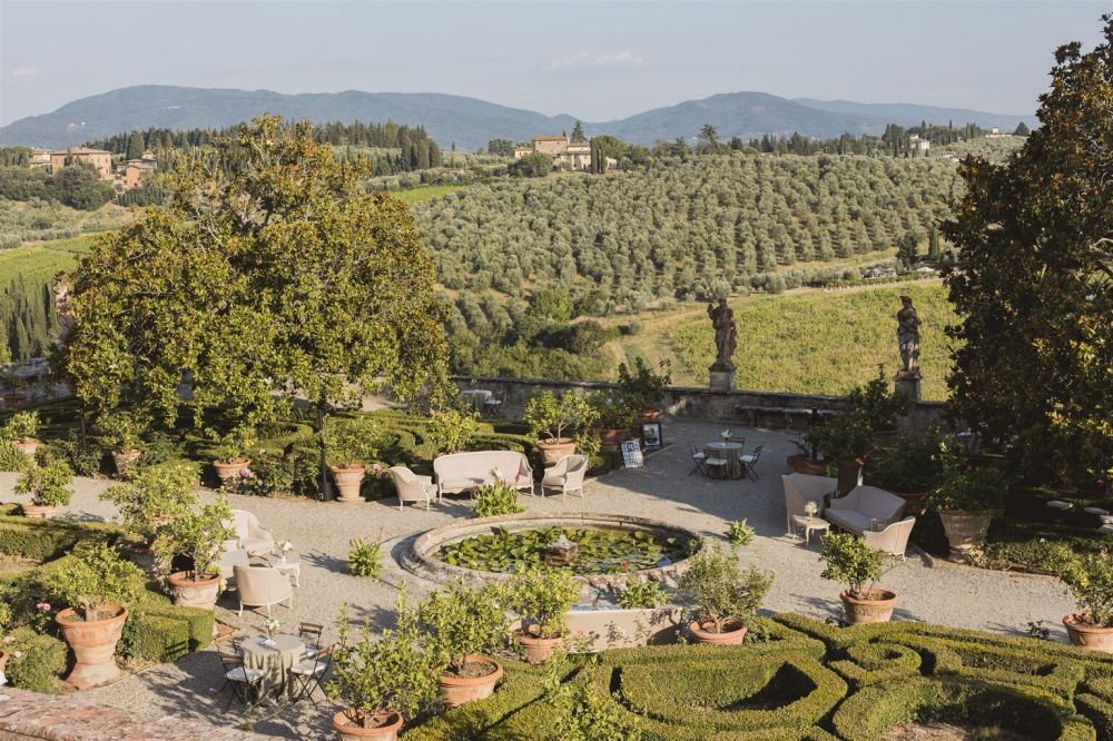 Cocktail in the garden at the wedding villa in Florence with view