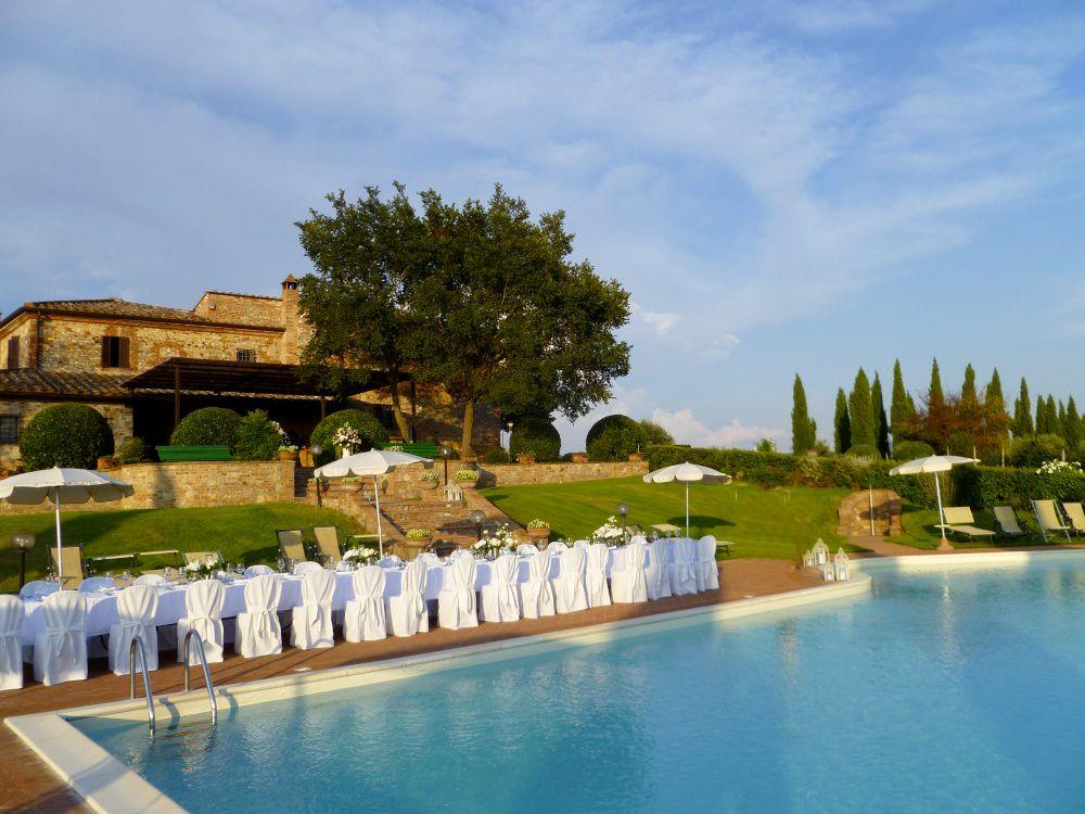 Dinner by the pool at the villa for weddings in Siena