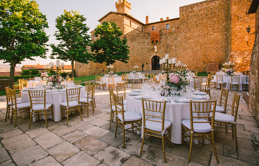 Dinner tables with castle view at the wedding venue in Tuscany