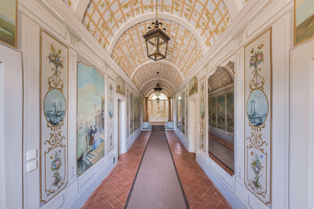 Entrance of the villa in Florence for weddings