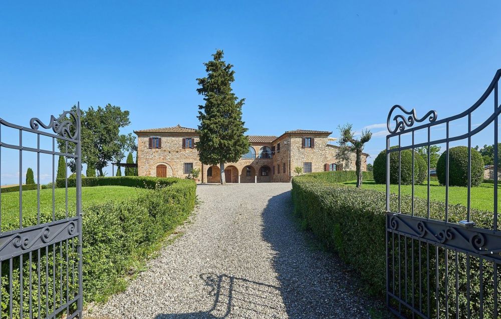 Entrance of the villa for weddings in Siena