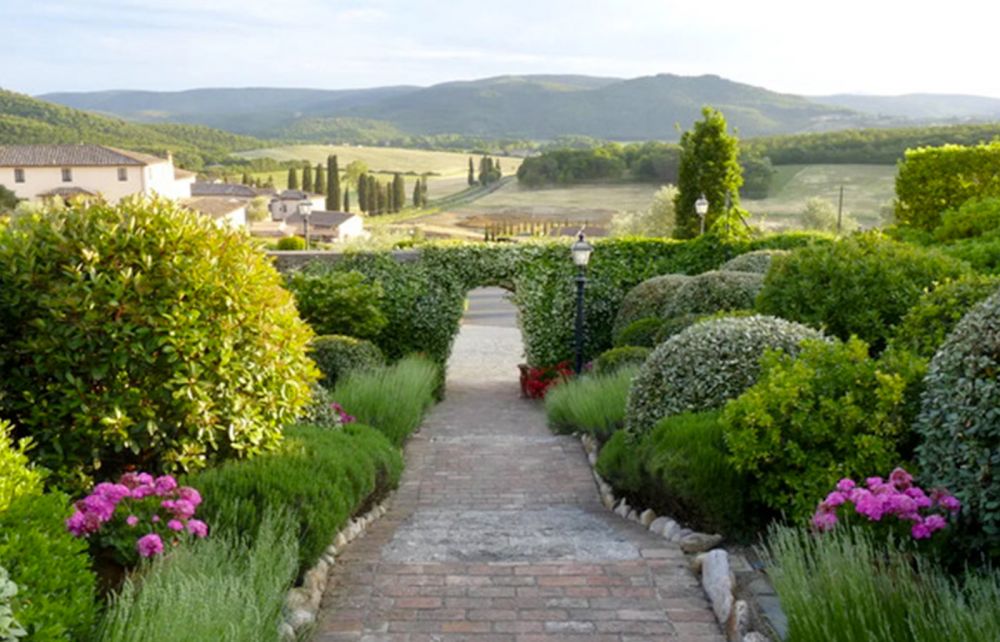 Garden of the hamlet for wedding in Tuscany