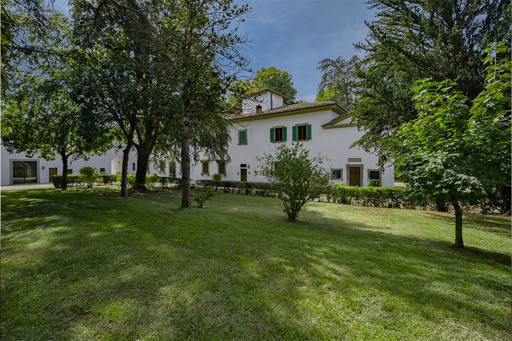 Garden of the luxury wedding resort in the Tuscan countryside