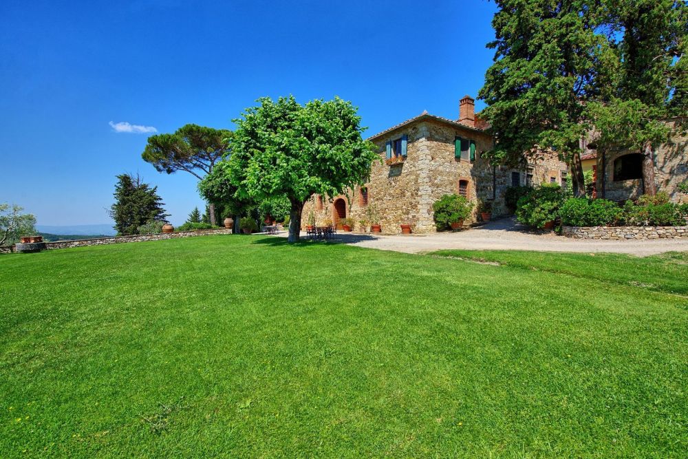 Garden of the romantic wedding farmhouse in Tuscany