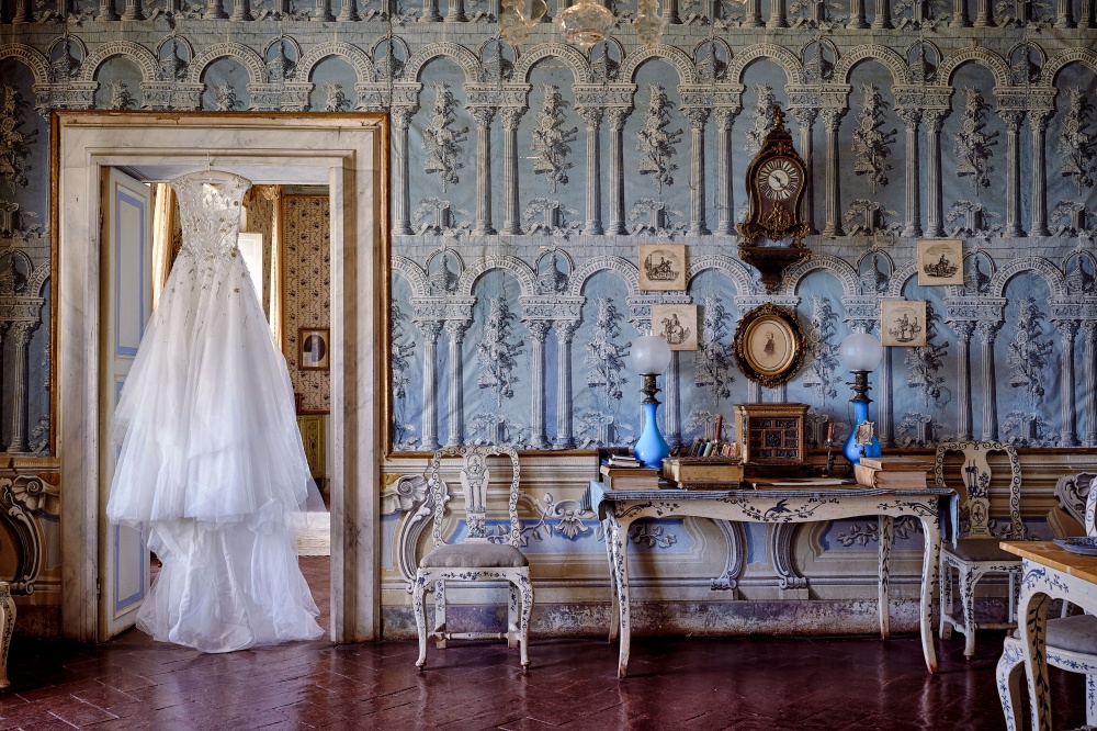 Indoor room for bridal preparation inside an elegant wedding villa in Siena