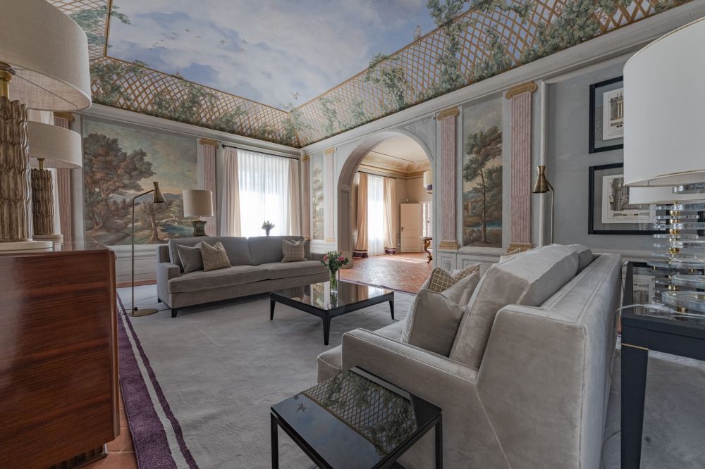 Living room with frescoes at the villa in Florence for weddings