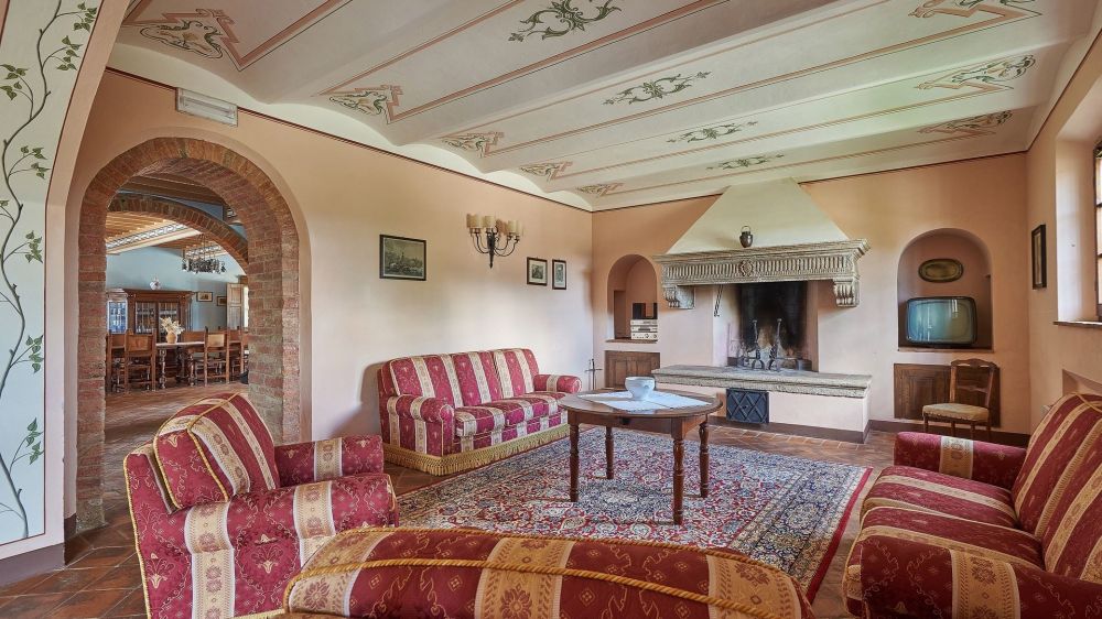 Living rooms with fire place at the villa for weddings in Siena