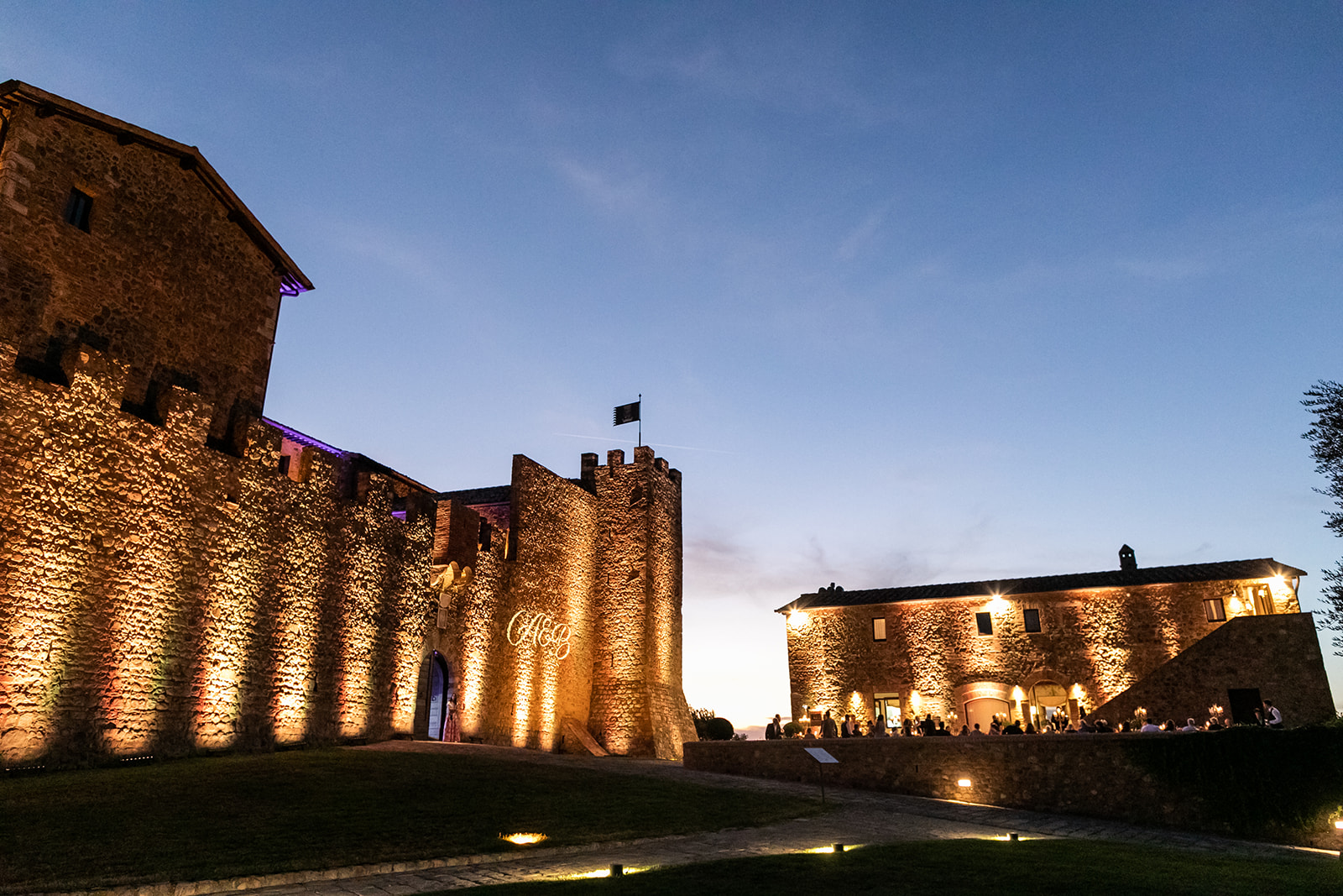 Night view of the castle at the wedding venue in Tuscany