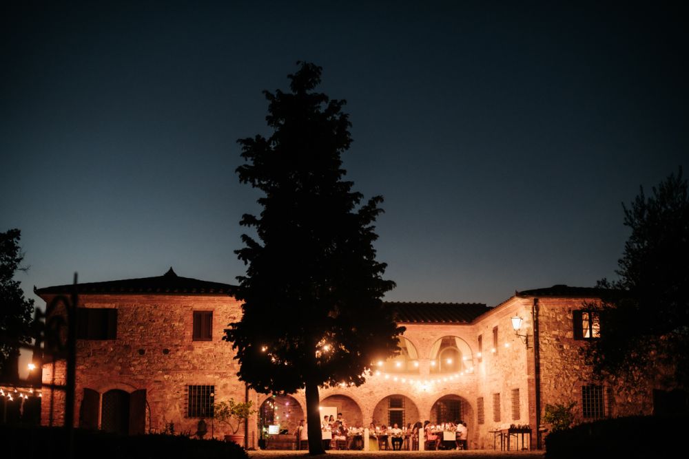 Night view of a wedding dinner at the villa for weddings in Siena