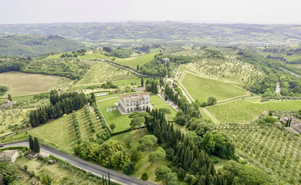 Overview of the wedding villa in the Tuscan countryside