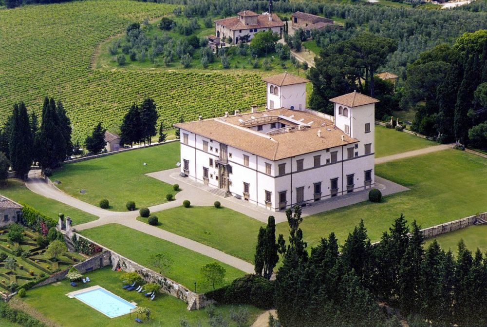 Panoramic view of the Tuscan villa in the countryside