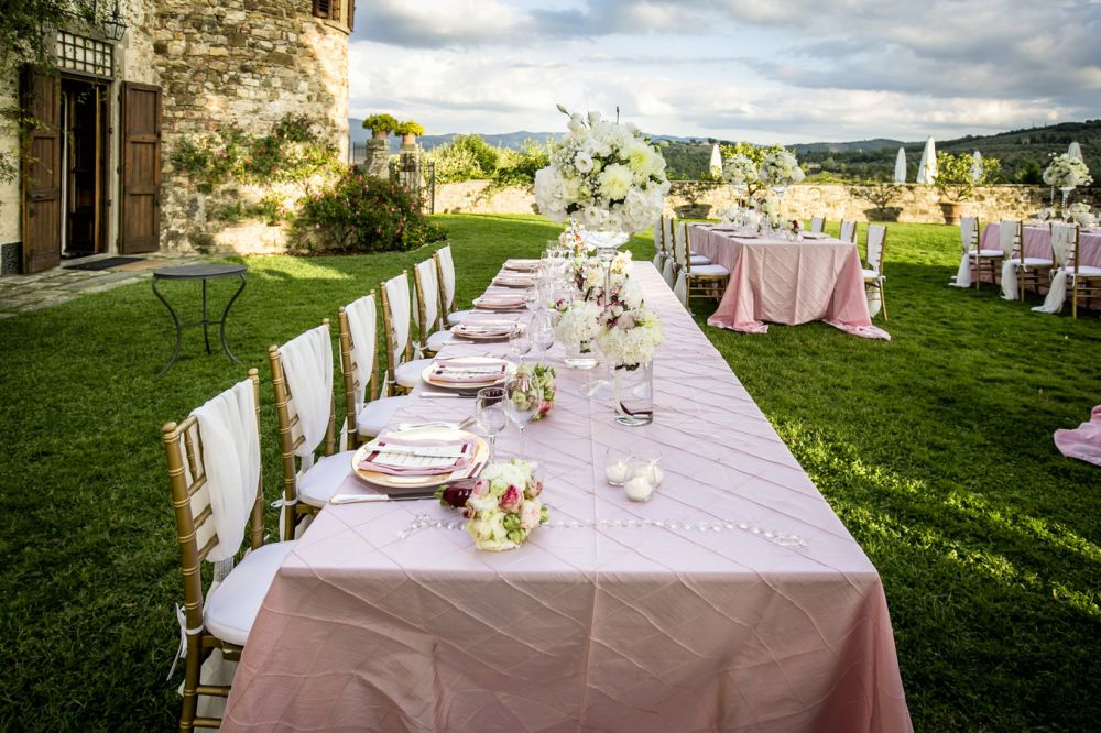 Pink tables at the luxury wedding castle in Chianti