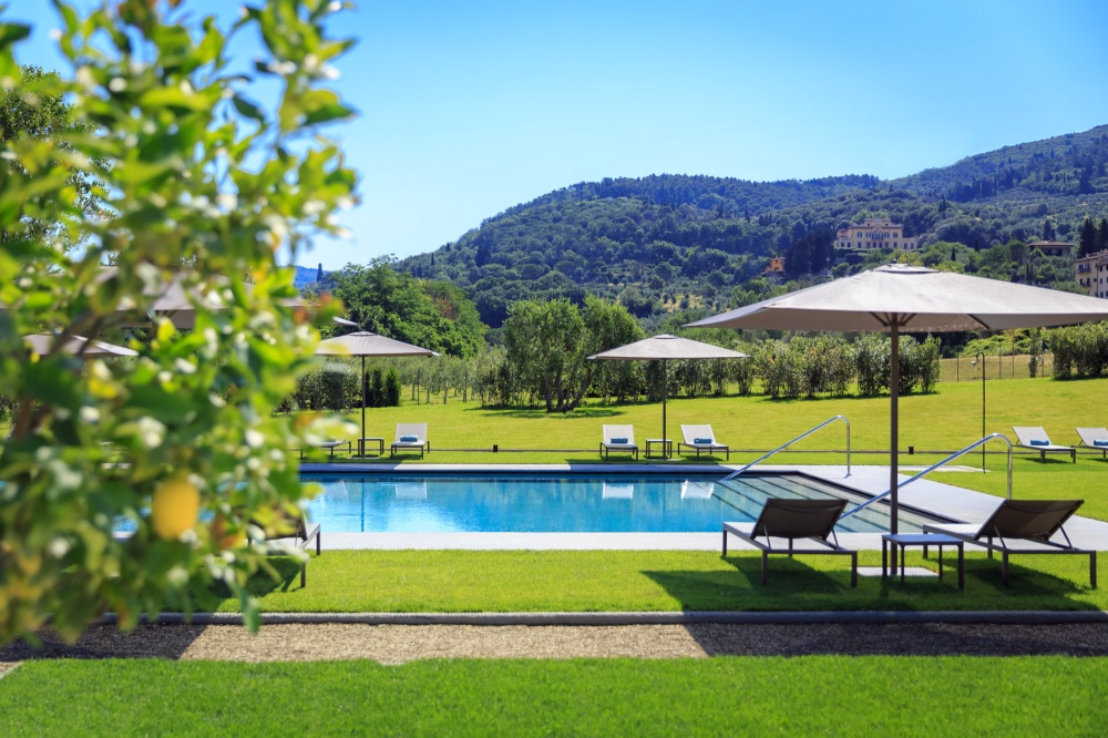 Pool and garden of the luxury wedding villa in Chianti