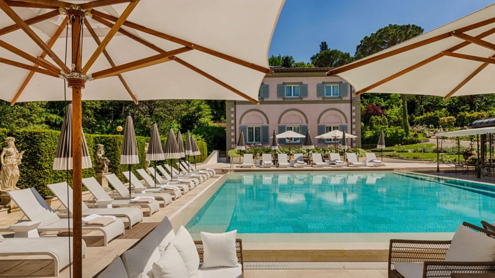 Pool and dependance of the luxury wedding hotel in Florence