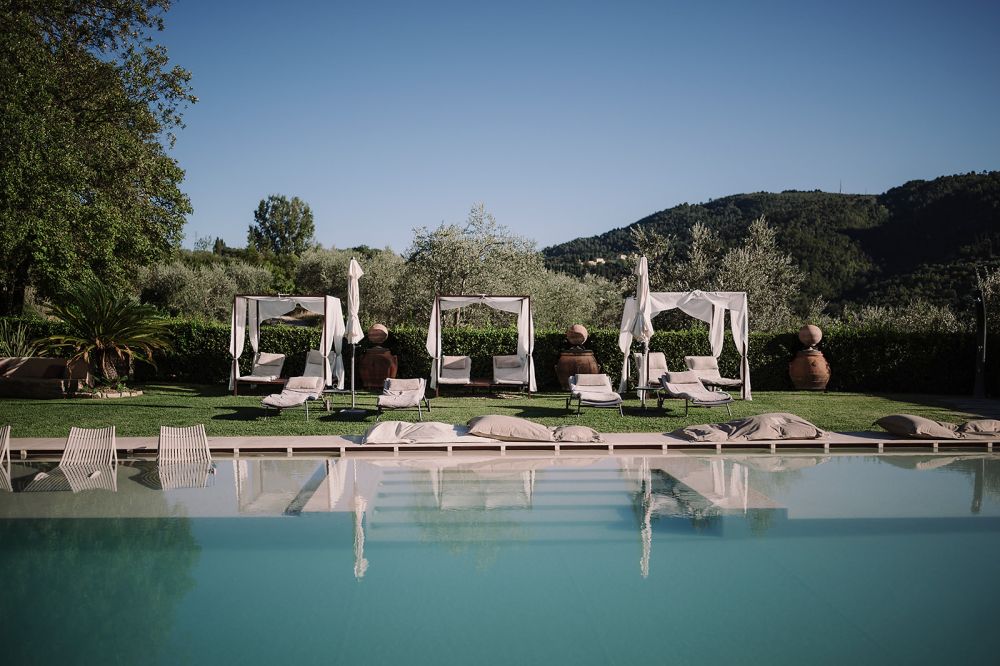 Pool and relax area at the Tuscan farmhouse for weddings