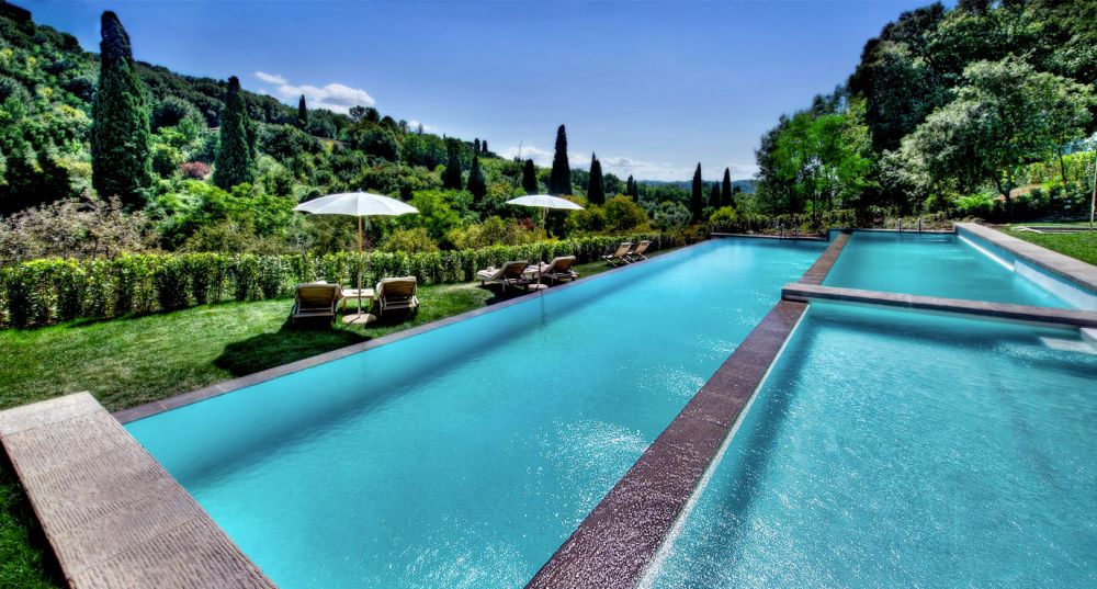 Pool with view at the luxurious wedding hotel in Florence