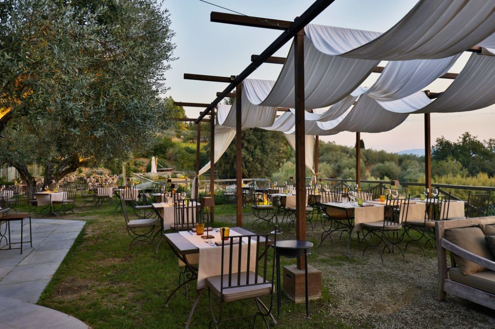 Restaurant in the Florence countryside with white curtains