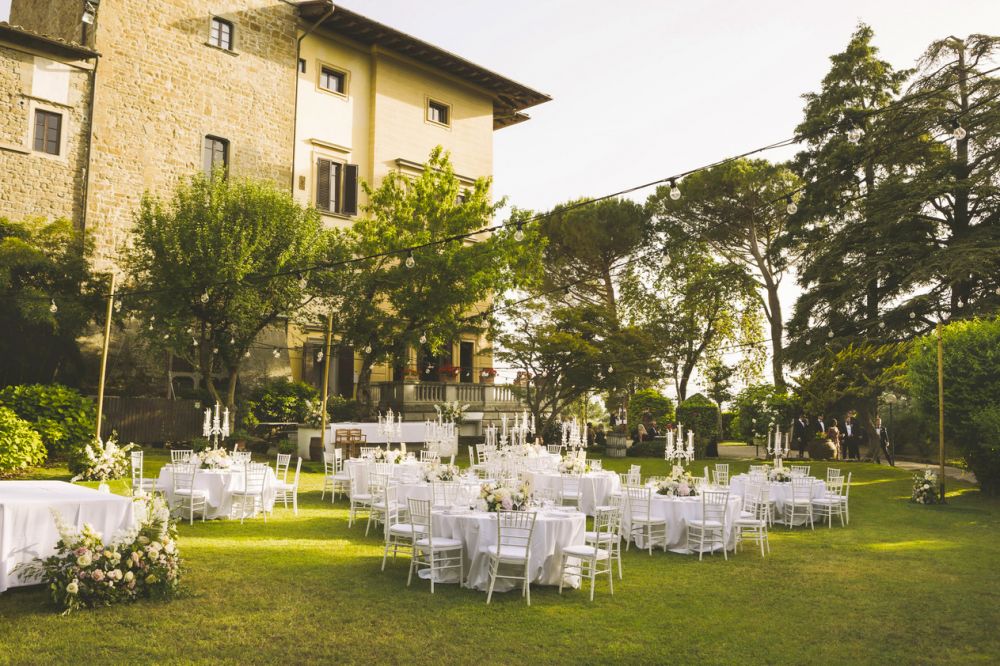 Round tables in the garden of the wedding villa in Florence