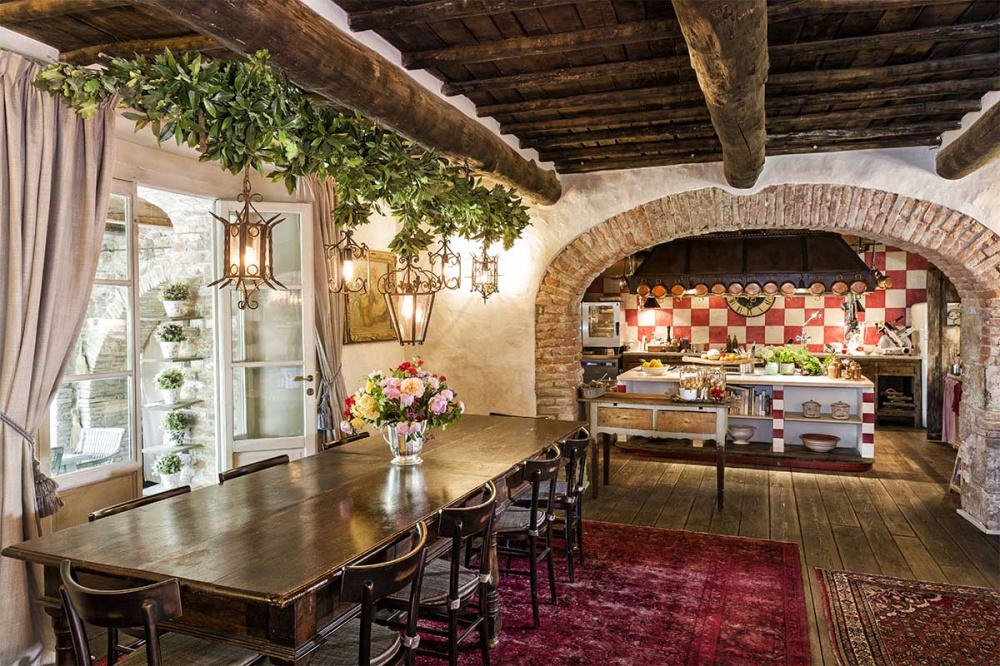 Show cooking kitchen at the restaurant of the wedding hamlet in Chianti region