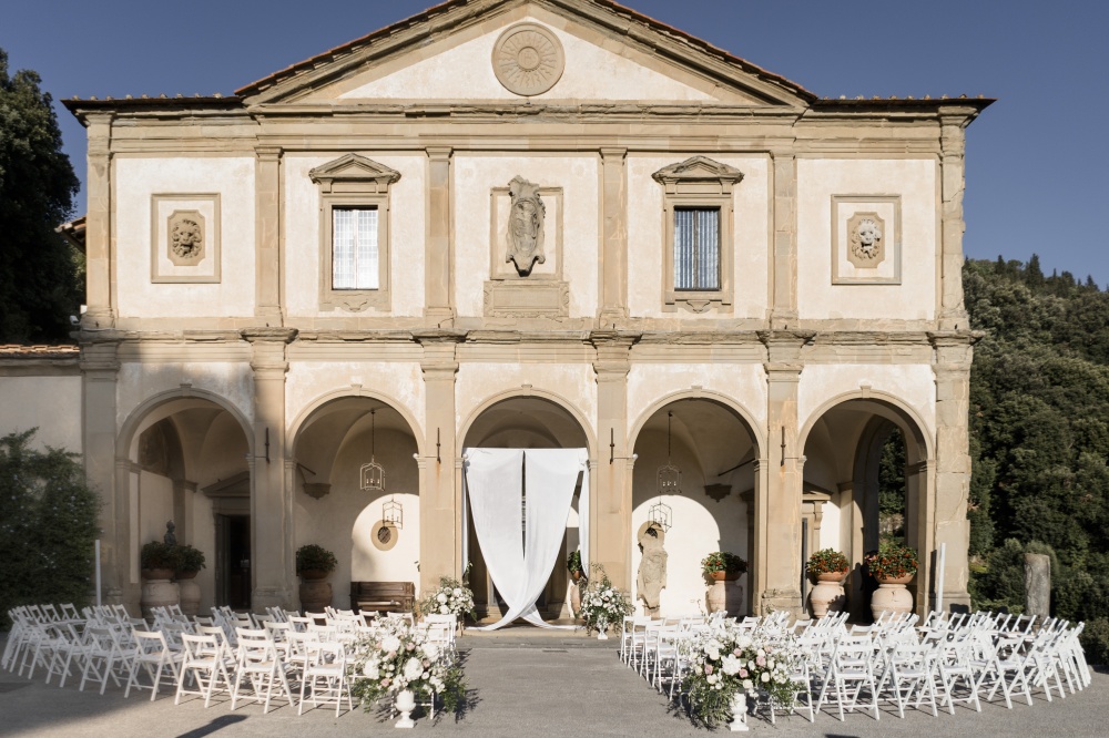 symbolic wedding in front of a villa in florence