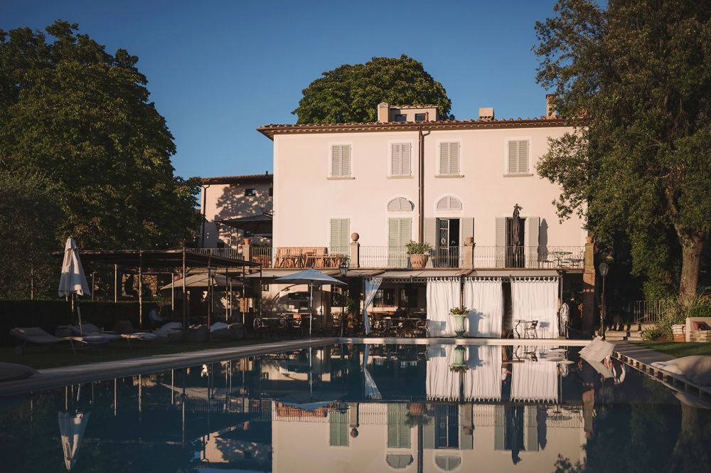 View of the facade of the Tuscan farmhouse for weddings