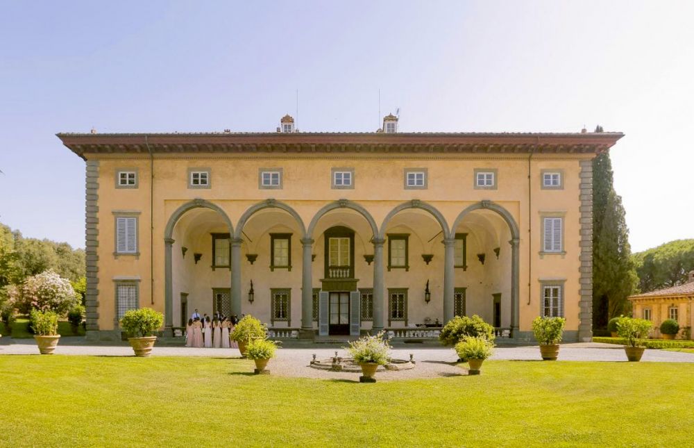 View of the facade at the villa in Lucca for wedding receptions