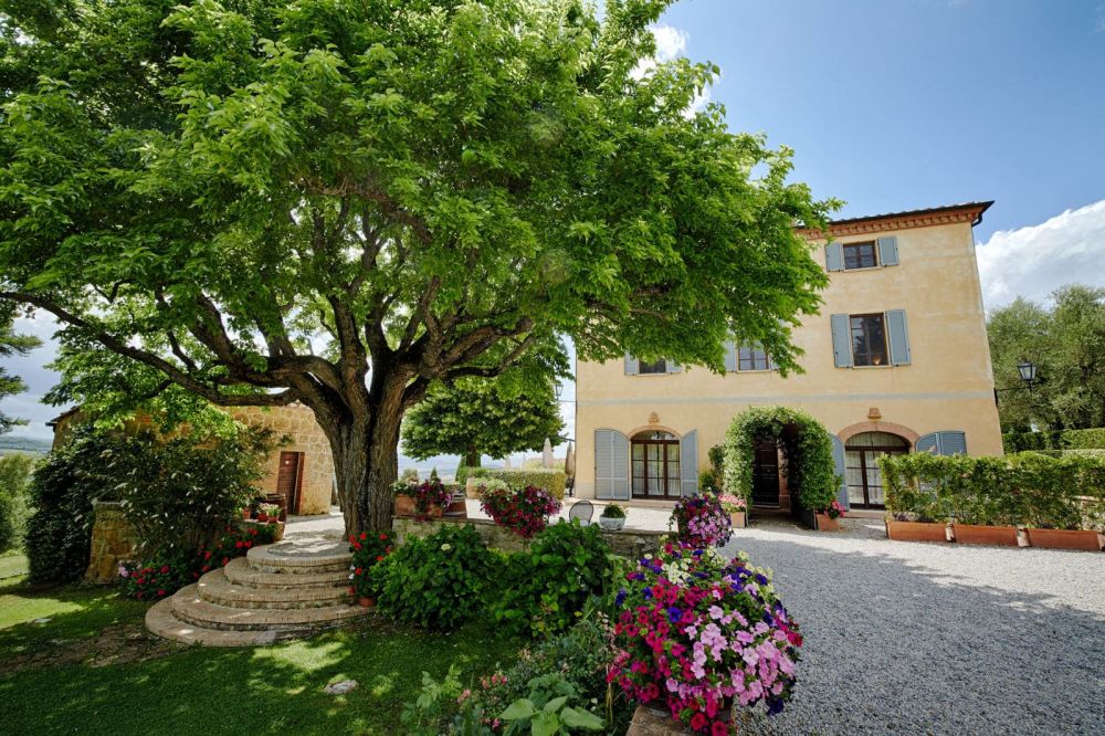 View of the garden and the villa in Southern Tuscany