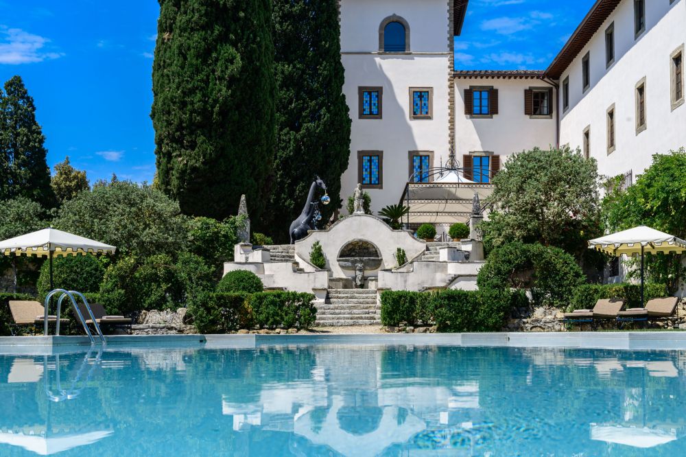 View of the villa and the pool at the villa in Florence for weddings