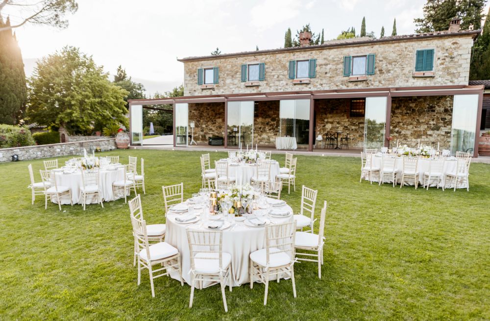 View of the villa and the tables at the romantic wedding farmhouse in Tuscany