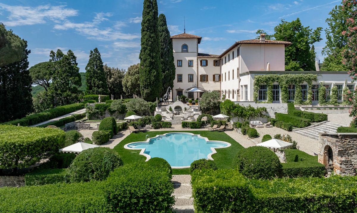 View of the facade of the villa for weddings in Florence