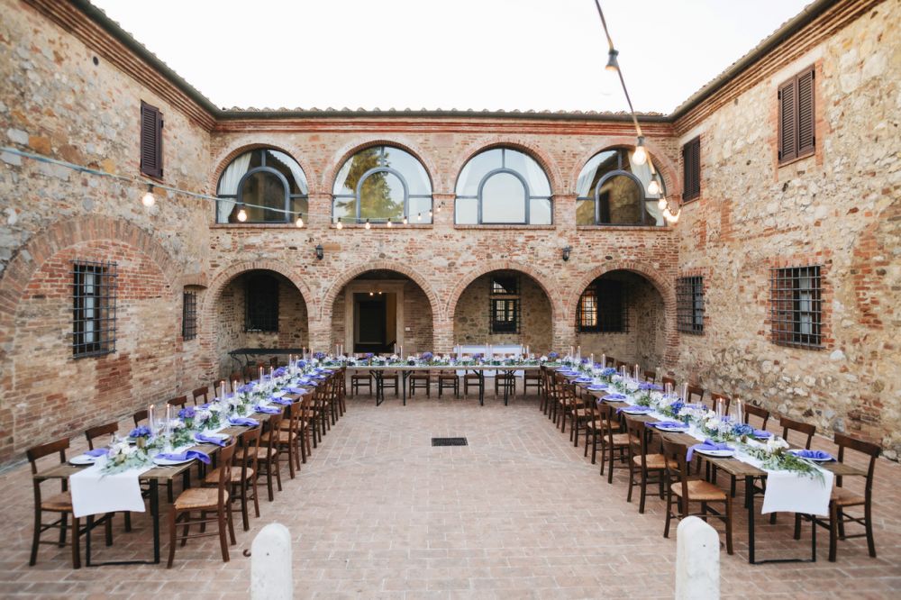 Wedding dinner in the courtyard at the villa for weddings in Siena