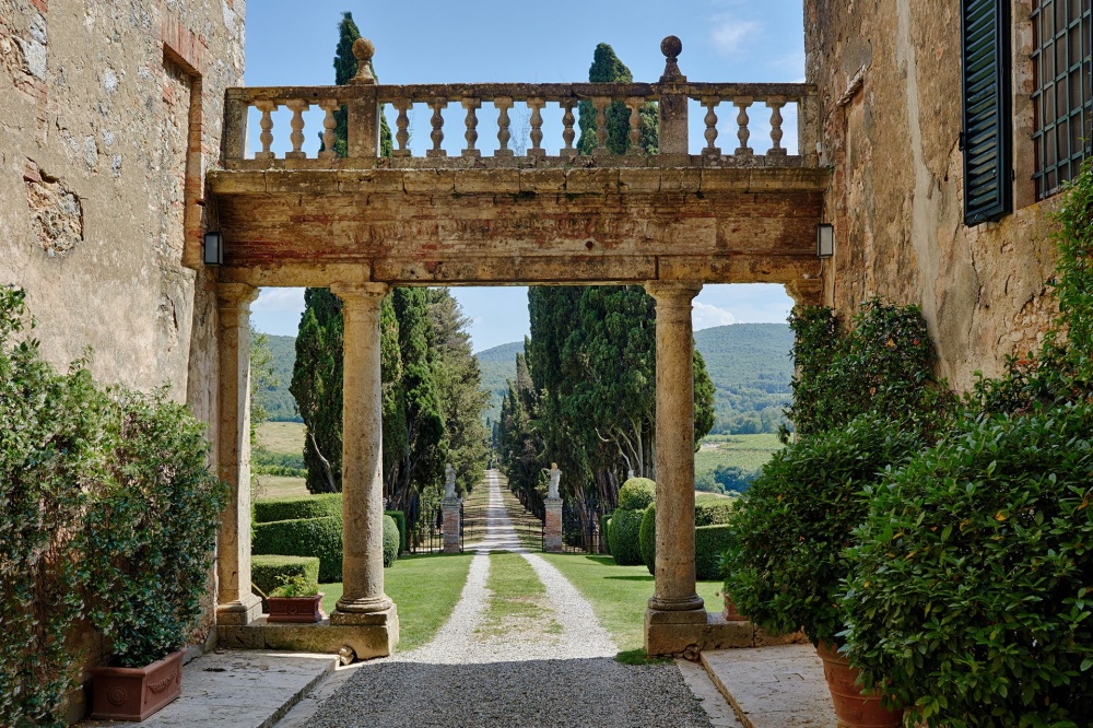 historical arch in a wedding villa in chianti