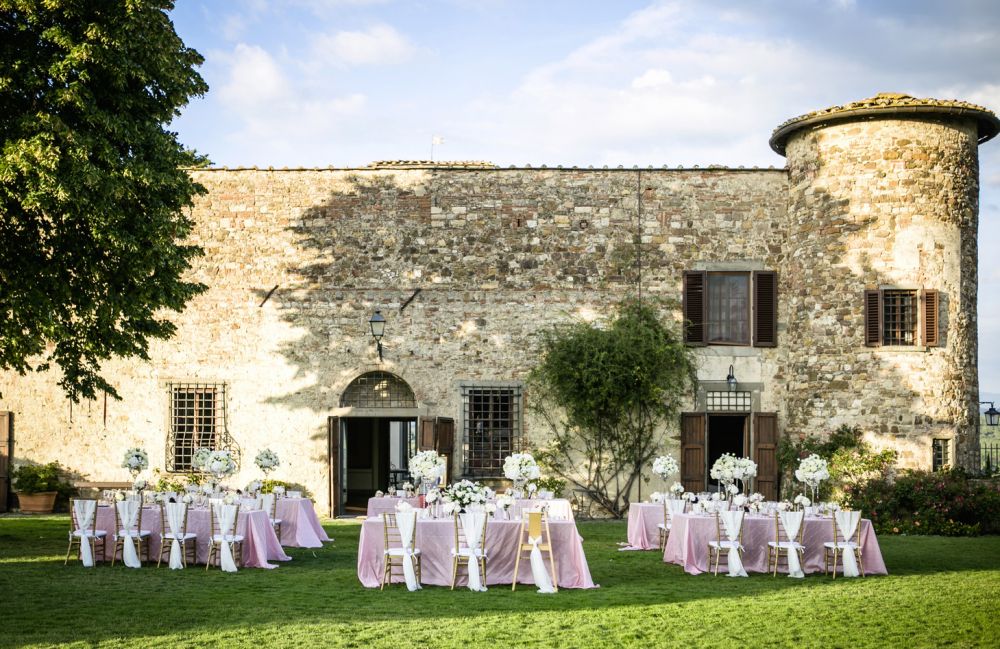 White and pink table decor at the luxury wedding castle in Chianti